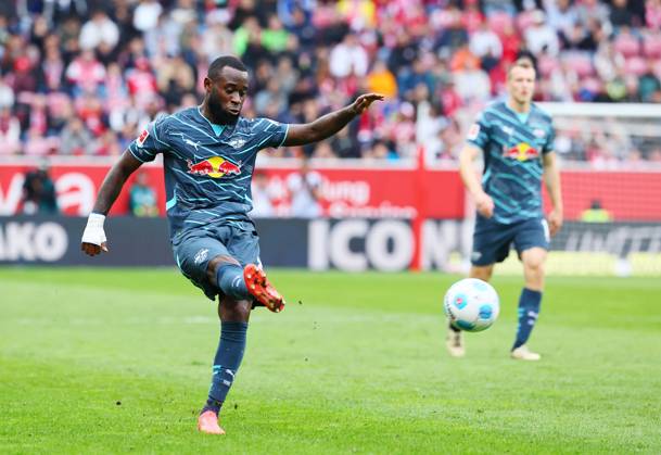 Mainz RB Leipzig Bundesliga Mainz, 19 10 2024, Mewa Arena, Soccer Bundesliga, Matchday 7 , 1 FSV Mainz 05 vs RB Leipzig 0 2 0 2 , In the picture Lutsharel Geertruida 3, RB Leipzig , Picture Point