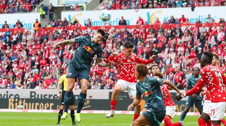 Mainz RB Leipzig Bundesliga Mainz, 19 10 2024, Mewa Arena, Soccer Bundesliga, Matchday 7 , 1 FSV Mainz 05 vs RB Leipzig 0 2 0 2 , In the picture from l Benjamin Sesko 30, RB Leipzig and Nadiem Amiri 18, Mainz , Picture Point