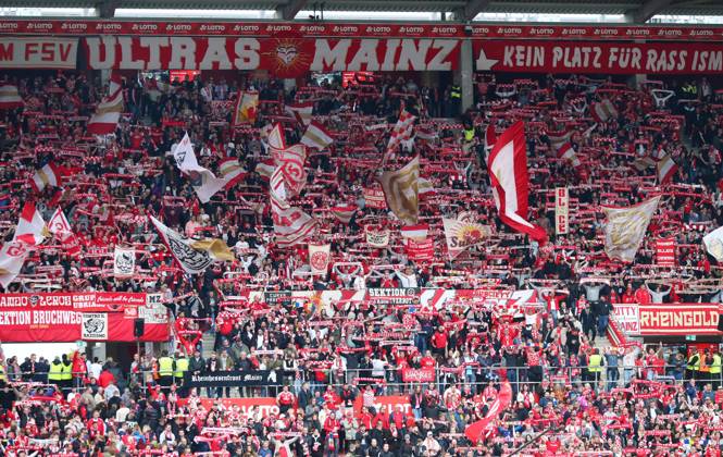Mainz RB Leipzig Bundesliga Mainz, 19 10 2024, Mewa Arena, Soccer Bundesliga, Matchday 7 , 1 FSV Mainz 05 vs RB Leipzig 0 2 0 2 , In the picture fans of FSV Mainz 05 , Picture Point