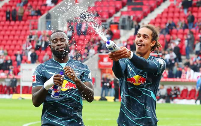 Mainz RB Leipzig Bundesliga Mainz, 19 10 2024, Mewa Arena, Soccer Bundesliga, Matchday 7 , 1 FSV Mainz 05 vs RB Leipzig 0 2 0 2 , Final cheer RB Leipzig , Picture Point