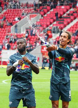 Mainz RB Leipzig Bundesliga Mainz, 19 10 2024, Mewa Arena, Soccer Bundesliga, Matchday 7 , 1 FSV Mainz 05 vs RB Leipzig 0 2 0 2 , Final cheer RB Leipzig In the picture from l Lutsharel Geertruida 3, RB Leipzig and Yussuf Yurary Poulsen 9, RB Leipzig , Picture Point