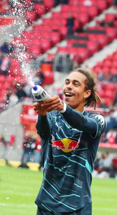 Mainz RB Leipzig Bundesliga Mainz, 19 10 2024, Mewa Arena, Soccer Bundesliga, Matchday 7 , 1 FSV Mainz 05 vs RB Leipzig 0 2 0 2 , Final cheer RB Leipzig In the picture Yussuf Yurary Poulsen 9, RB Leipzig , Picture Point