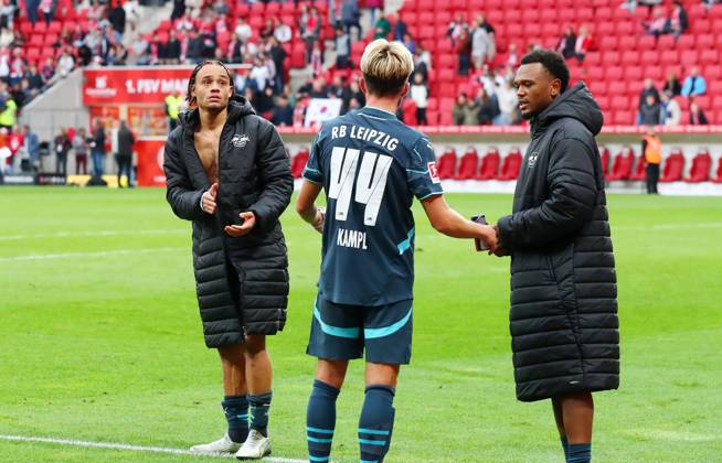Mainz RB Leipzig Bundesliga Mainz, 19 10 2024, Mewa Arena, Soccer Bundesliga, Matchday 7 , 1 FSV Mainz 05 vs RB Leipzig 0 2 0 2 , In the picture from l Xavi Simons 10, RB Leipzig , Kevin Kampl 44, RB Leipzig and Lois Openda 11, RB Leipzig after the match , Picture Point