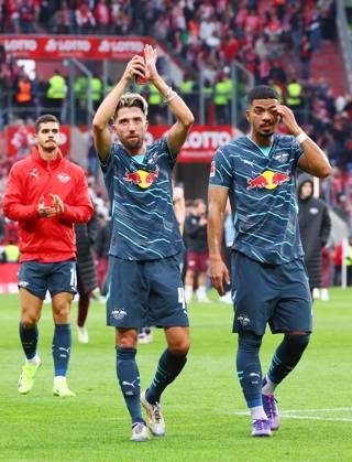 Mainz RB Leipzig Bundesliga Mainz, 19 10 2024, Mewa Arena, Soccer Bundesliga, Matchday 7 , 1 FSV Mainz 05 vs RB Leipzig 0 2 0 2 , Final cheer RB Leipzig In the picture Andre Silva hi , RB Leipzig , Kevin Kampl 44, RB Leipzig and Benjamin Henrichs 39, RB Leipzig , Picture Point