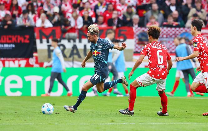 Mainz RB Leipzig Bundesliga Mainz, 19 10 2024, Mewa Arena, Soccer Bundesliga, Matchday 7 , 1 FSV Mainz 05 vs RB Leipzig 0 2 0 2 , In the picture from l Kevin Kampl 44, RB Leipzig and Kaishu Sano 6, Mainz , Picture Point