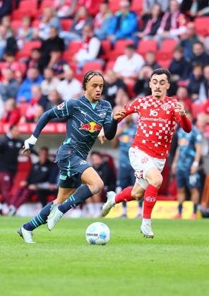 Mainz RB Leipzig Bundesliga Mainz, 19 10 2024, Mewa Arena, Soccer Bundesliga, Matchday 7 , 1 FSV Mainz 05 vs RB Leipzig 0 2 0 2 , Pictured from l Xavi Simons 10, RB Leipzig and Nadiem Amiri 18, Mainz , Picture Point