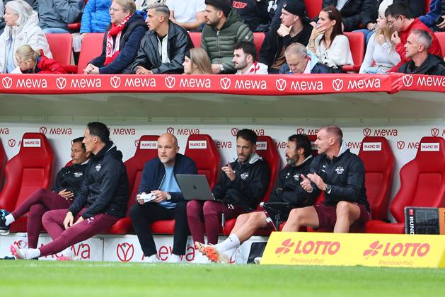 Mainz RB Leipzig Bundesliga Mainz, 19 10 2024, Mewa Arena, Soccer Bundesliga, Matchday 7 , 1 FSV Mainz 05 vs RB Leipzig 0 2 0 2 , In the picture Rouven Schröder Schroeder 3 v l , RBL sports director on the leipziger supervisor bench , Picture Point