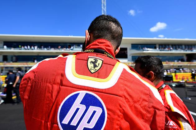 19 10 2024, xrarjax, Motorsport FIA Formula 1, Grand Prix of the USA 2024 emspor, v l Sprint Race Ferrari Mechanic HP Logo FIA REGULATIONS PROHIBIT ANY USE OF PHOTOGRAPHS as IMAGE SEQUENCES and or QUASI VIDEO Austin