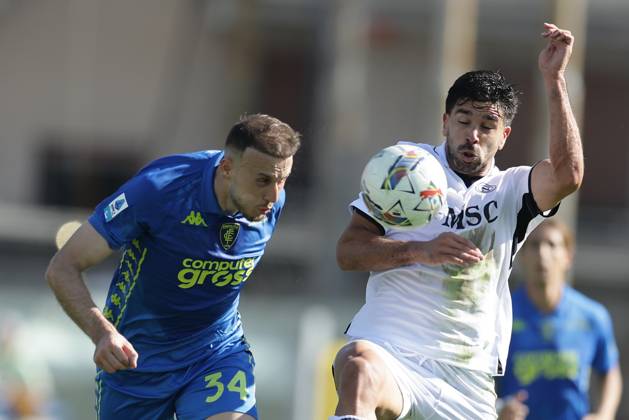 Serie A football match Empoli vs SSC Napoli Empoli s Albanian defender Ardian Ismajli challenges for the ball with Napoli s Argentinian forward Giovanni Simeone during the Serie A football match Empoli vs SSC Napoli at Carlo Castellani stadium on October 20, 2024, in Empoli. ABPH4277 Copyright: xAntonioxBalascox
