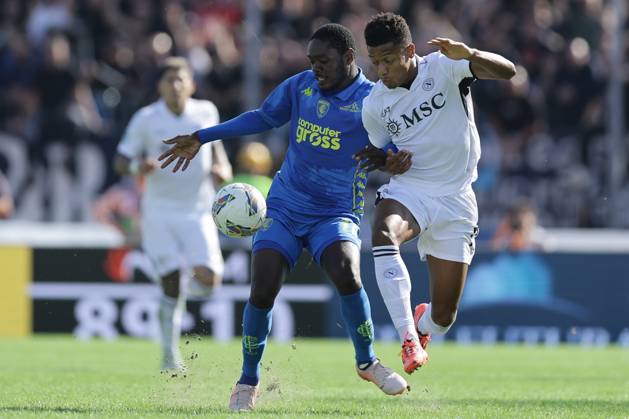 Serie A football match Empoli vs SSC Napoli Empoli s Sierra Leonean forward Emmanuel Gyasi challenges for the ball with Napoli s Brazilian midfielder David Neres during the Serie A football match Empoli vs SSC Napoli at Carlo Castellani stadium on October 20, 2024, in Empoli. ABPH4640 Copyright: xAntonioxBalascox