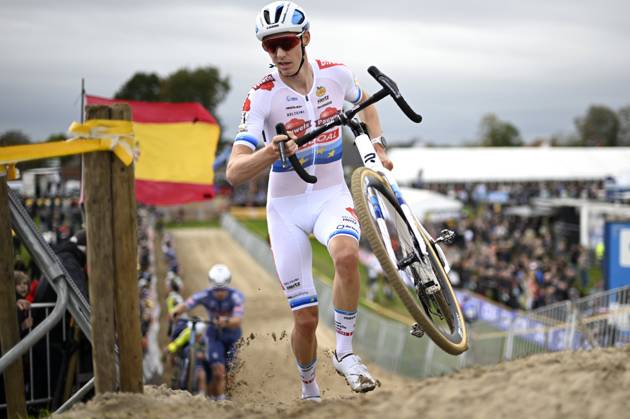 2024 Superprestige Cyclocross Ruddervoorde RUDDERVOORDE, BELGIUM - OCTOBER 20 : Vanthourenhout Michael (BEL) of Pauwels Sauzen - Bingoal in action during the 1st leg of the men elite 2024 - 2025 Telenet Superprestige cyclocross race of Ruddervoorde on October 20, 2024 in Ruddervoorde, Belgium, 20 10 2024 Ruddervoorde Belgium  Copyright: xNicoxVereeckenx