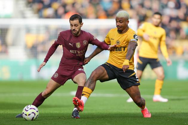 Wolverhampton Wanderers FC v Manchester City FC - Premier League Mario Lemina of Wolves and Bernardo Silva of Manchester City are in action during the Premier League match between Wolverhampton Wanderers and Manchester City. Wolverhampton West Midlands United Kingdom Copyright: xMIxNewsx originalFilename:fletcher-wolverha240820_nppxC