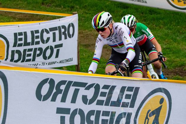 Dutch Fem Van Empel and Italian Sara Casasola pictured in action during the women elite race of the Cyclocross Ruddervoorde, Sunday 20 October 2024 in Oostkamp, the first stage of the Superprestige cyclocross cycling competition. KURTxDESPLENTER  x103109466x