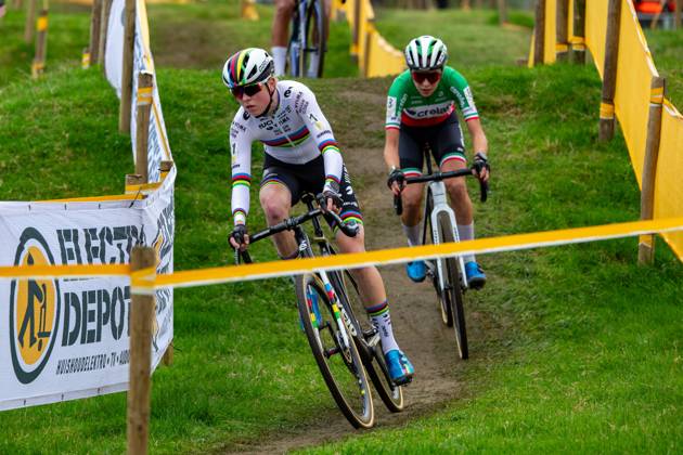 Dutch Fem Van Empel and Italian Sara Casasola pictured in action during the women elite race of the Cyclocross Ruddervoorde, Sunday 20 October 2024 in Oostkamp, the first stage of the Superprestige cyclocross cycling competition. KURTxDESPLENTER  x103110316x