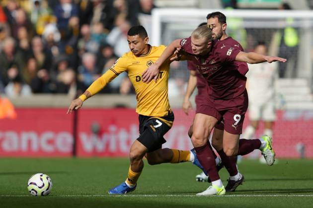 Wolverhampton Wanderers FC v Manchester City FC - Premier League Andre of Wolves battles for possession with Erling Haaland of Manchester City during the Premier League match between Wolverhampton Wanderers and Manchester City at Molineux in Wolverhampton, England, on October 20, 2024. Wolverhampton West Midlands United Kingdom Copyright: xMIxNewsx originalFilename:fletcher-wolverha240820_npQs9