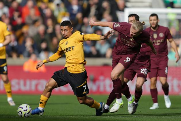 Wolverhampton Wanderers FC v Manchester City FC - Premier League Andre of Wolves battles for possession with Erling Haaland of Manchester City during the Premier League match between Wolverhampton Wanderers and Manchester City at Molineux in Wolverhampton, England, on October 20, 2024. Wolverhampton West Midlands United Kingdom Copyright: xMIxNewsx originalFilename:fletcher-wolverha240820_np0zE