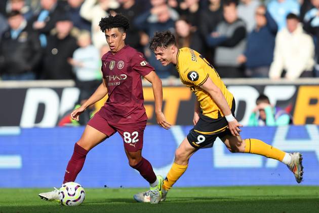 Wolverhampton Wanderers FC v Manchester City FC - Premier League Rico Lewis of Manchester City and Jorgen Strand Larsen of Wolves are in action during the Premier League match between Wolverhampton Wanderers and Manchester City at Molineux in Wolverhampton, England, on October 20, 2024. Wolverhampton West Midlands United Kingdom Copyright: xMIxNewsx originalFilename:fletcher-wolverha240820_npbIu