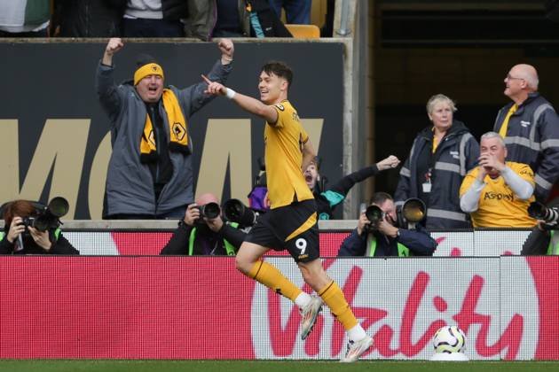 Wolverhampton Wanderers FC v Manchester City FC - Premier League J?rgen Strand Larsen of Wolves celebrates after scoring their first goal during the Premier League match between Wolverhampton Wanderers and Manchester City at Molineux in Wolverhampton, England, on October 20, 2024. Wolverhampton West Midlands United Kingdom Copyright: xMIxNewsx originalFilename:fletcher-wolverha240820_npzk7