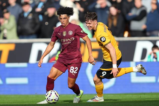 Wolverhampton Wanderers FC v Manchester City FC - Premier League Rico Lewis of Manchester City and Jorgen Strand Larsen of Wolves are in action during the Premier League match between Wolverhampton Wanderers and Manchester City at Molineux in Wolverhampton, England, on October 20, 2024. Wolverhampton West Midlands United Kingdom  Copyright: xMIxNewsx originalFilename:fletcher-wolverha240820_npnJx