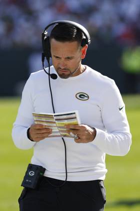 GREEN BAY, WI - OCTOBER 20: Green Bay Packers head coach Matt LaFluer looks at his play sheet during a game between the Green Bay Packers and the Houston Texans at Lambeau Field on October 20, 2024 in Green Bay, WI. (Photo by Larry Radloff Icon Sportswire) NFL, American Football Herren, USA OCT 20 Texans at Packers EDITORIAL USE ONLY Icon2410203990