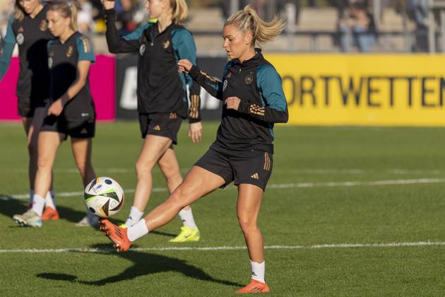 Public training DFB womens national team, 21 10 2024 Linda Dallmann German womens national football team on the ball, training DFB womens national team, Frankfurt, Stadion am Brentanobad, 21 10 2024 Copyright: xBEAUTIFULxSPORTS Gawlikx