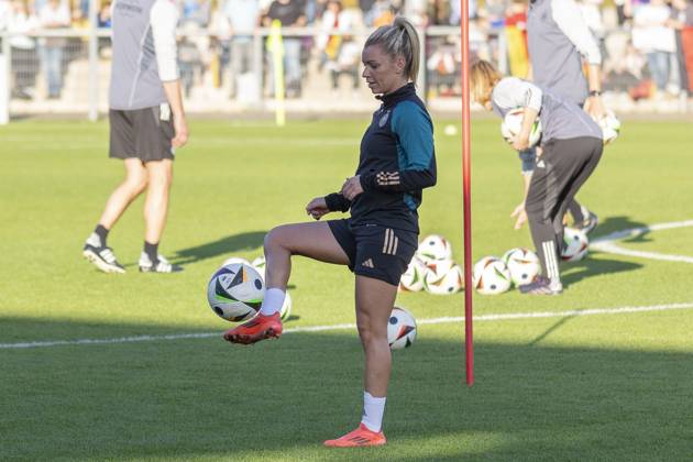 Public training DFB womens national team, 21 10 2024 Linda Dallmann German womens national football team on the ball, training DFB womens national team, Frankfurt, Stadion am Brentanobad, 21 10 2024 Copyright: xBEAUTIFULxSPORTS Gawlikx