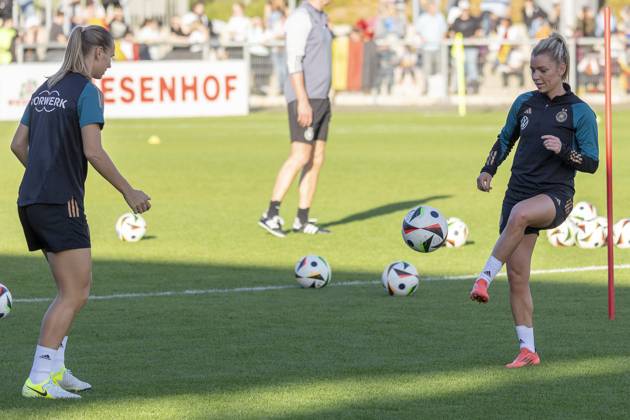 Public training DFB womens national team, 21 10 2024 Linda Dallmann German womens national football team on the ball Klara Bühl German womens national football team, training DFB womens national team, Frankfurt, Stadion am Brentanobad, 21 10 2024 Copyright: xBEAUTIFULxSPORTS Gawlikx