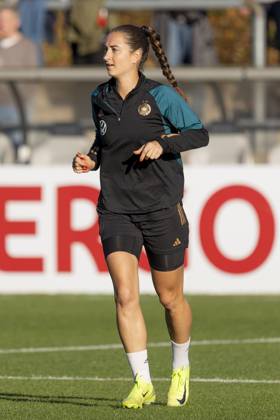 Public training DFB womens national team, 21 10 2024 Sara Däbritz German womens national soccer team, clipping, portrait portrait, training DFB womens national team, Frankfurt, Stadion am Brentanobad, 21 10 2024 Copyright: xBEAUTIFULxSPORTS Gawlikx