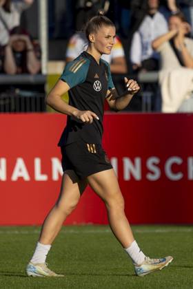 Public training DFB womens national team, 21 10 2024 Selina Cerci German womens national soccer team, clipping, portrait portrait, training DFB womens national team, Frankfurt, Stadion am Brentanobad, 21 10 2024 Copyright: xBEAUTIFULxSPORTS Gawlikx