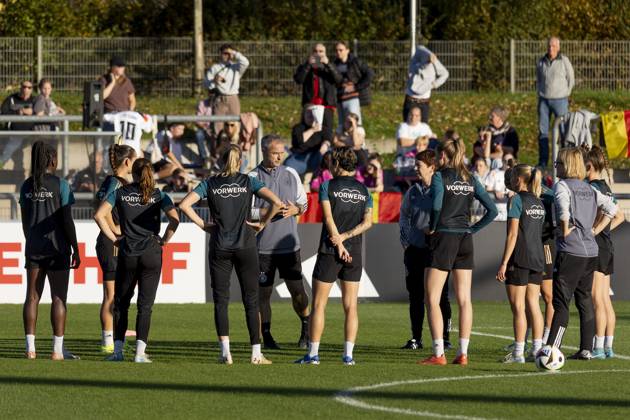 Public training DFB womens national team, 21 10 2024 Christian Wück national coach womens national soccer team during a speech, training DFB womens national team, Frankfurt, Stadion am Brentanobad, 21 10 2024 Copyright: xBEAUTIFULxSPORTS Gawlikx