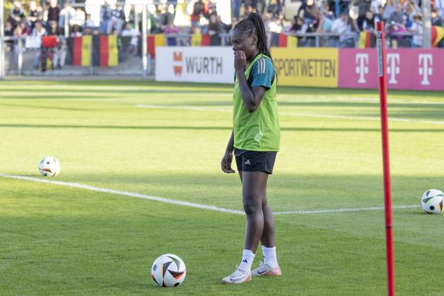 Public training DFB womens national team, 21 10 2024 Nicole Anyomi German womens national soccer team on the ball, clipping, portrait portrait, training DFB womens national team, Frankfurt, Stadion am Brentanobad, 21 10 2024 Copyright: xBEAUTIFULxSPORTS Gawlikx