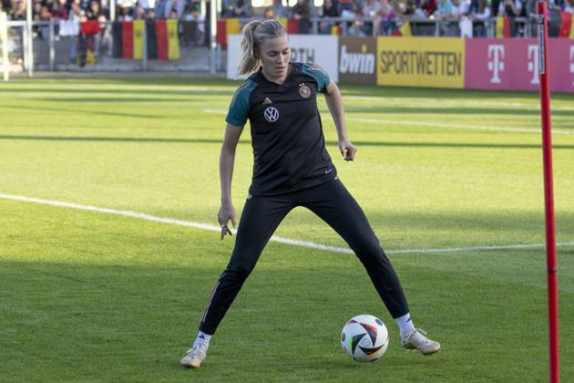 Public training DFB womens national team, 21 10 2024 Laura Freigang German womens national soccer team on the ball, clipping, portrait portrait, training DFB womens national team, Frankfurt, Stadion am Brentanobad, 21 10 2024 Copyright: xBEAUTIFULxSPORTS Gawlikx