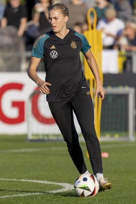 Public training DFB womens national team, 21 10 2024 Laura Freigang German womens national soccer team on the ball, clipping, portrait portrait, training DFB womens national team, Frankfurt, Stadion am Brentanobad, 21 10 2024 Copyright: xBEAUTIFULxSPORTS Gawlikx
