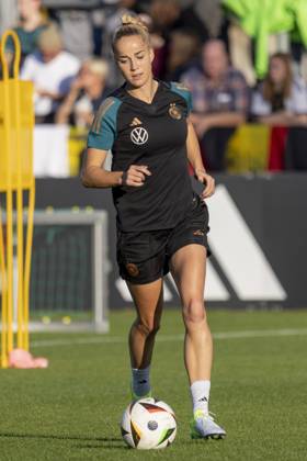 Public training DFB womens national team, 21 10 2024 Giulia Gwinn German womens national soccer team on the ball, clipping, portrait portrait, training DFB womens national team, Frankfurt, Stadion am Brentanobad, 21 10 2024 Copyright: xBEAUTIFULxSPORTS Gawlikx