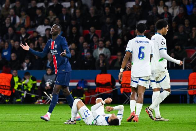 Randal Kolo Muani ( 23 - PSG ) looks dejected during the UEFA Champions League match between Paris Saint Germain and PSV Eindhoven at Parc Des Princes on October 22, 2024 in Paris, France. ( Photo by federico pestellini panoramic ) - FOOTBALL : PSG vs PSV - Ligue des Champions - 22 10 2024 FedericoPestellini Panoramic