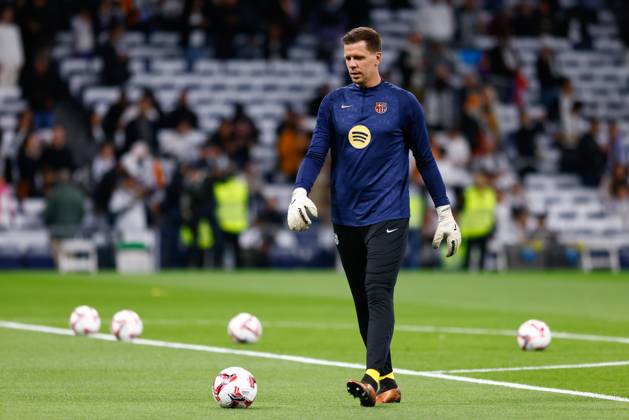 October 26, 2024, Madrid, Madrid, SPAIN: Wojciech Szczesny of FC Barcelona, Barca warms up during the Spanish League, LaLiga EA Sports, football match played between Real Madrid and FC Barcelona at Santiago Bernabeu stadium on October 26, 2024, in Madrid, Spain. Madrid SPAIN - ZUMAa181 20241026_zaa_a181_127 Copyright: xDennisxAgyemanx