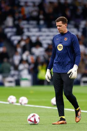 October 26, 2024, Madrid, Madrid, SPAIN: Wojciech Szczesny of FC Barcelona, Barca warms up during the Spanish League, LaLiga EA Sports, football match played between Real Madrid and FC Barcelona at Santiago Bernabeu stadium on October 26, 2024, in Madrid, Spain. Madrid SPAIN - ZUMAa181 20241026_zaa_a181_128 Copyright: xDennisxAgyemanx