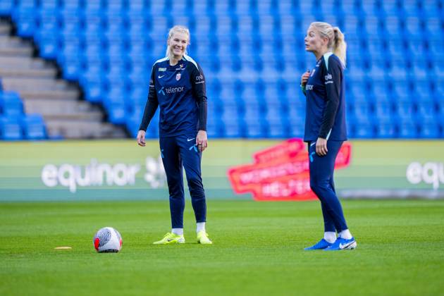 Football, training with Norways womens national team Oslo 20241028 Ada Stolsmo Hegerberg and Guro Bergsvand during a training session with the womens national football team at Ullevaal Stadium Photo Fredrik Varfjell NTB Oslo Norway EDITORIAL USE ONLY RESTRICTED USE FOR BETTING COMPANIES Copyright: xFredrikxVarfjellx xNTBx