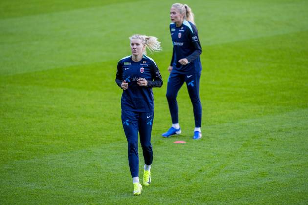 Football, training with the Norwegian womens national team Oslo 20241028 Ada Stolsmo Hegerberg and Guro Bergsvand during a training session with the womens national football team at Ullevaal Stadium Photo Fredrik Varfjell NTB Oslo Norway EDITORIAL USE ONLY RESTRICTED USE FOR BETTING COMPANIES Copyright: xFredrikxVarfjellx xNTBx