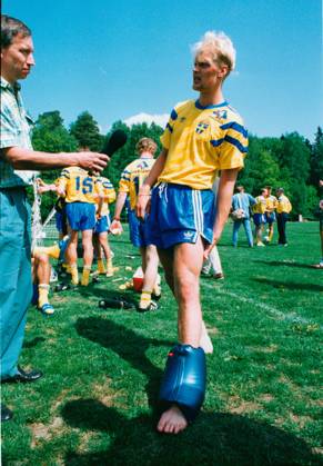 Klas Ingesson, soccer player Sweden national team, Nationalteam with injured foot and being interviewed by Jan Lorentzon, journalist Sweden, training action 1992 05 26 c THURESSON BÖRJE Aftonbladet IBL Bildbyra EXPRESSEN OUT AFTONBLADET 6036 Sweden football x2512x Copyright: xBörjexThuresson Aftonbladet TTx xx