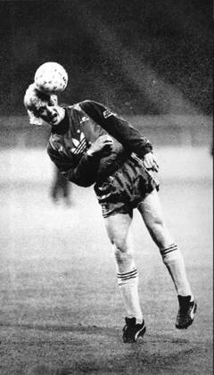 Klas Ingesson, soccer player Sweden national team, Nationalteam training for the World Cup qualifier against Poland, training action 1989 10 23 c HJERLING FREDRIK Aftonbladet IBL Bildbyra EXPRESSEN OUT AFTONBLADET 7806 Sverige fotboll x2512x Copyright: xFredrikxHjerling Aftonbladet TTx xx