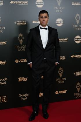 68th Ballon D Or Photocall At Theatre Du Chatelet In Paris PARIS, FRANCE - OCTOBER 28: Rodri Hernandez of Manchester City and Spain new men s Ballon D or attends the 68th Ballon D Or Photocall at Theatre Du Chatelet on October 28, 2024 in Paris, France. Paris France  Copyright: xJosexBretonx originalFilename:bretonhernandez-68thball241028_nph4o