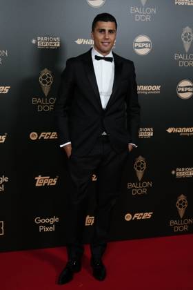 68th Ballon D Or Photocall At Theatre Du Chatelet In Paris PARIS, FRANCE - OCTOBER 28: Rodri Hernandez of Manchester City and Spain new men s Ballon D or attends the 68th Ballon D Or Photocall at Theatre Du Chatelet on October 28, 2024 in Paris, France. Paris France  Copyright: xJosexBretonx originalFilename:bretonhernandez-68thball241028_npvXs