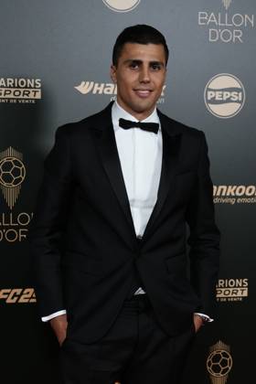 68th Ballon D Or Photocall At Theatre Du Chatelet In Paris PARIS, FRANCE - OCTOBER 28: Rodri Hernandez of Manchester City and Spain new men s Ballon D or attends the 68th Ballon D Or Photocall at Theatre Du Chatelet on October 28, 2024 in Paris, France. Paris France  Copyright: xJosexBretonx originalFilename:bretonhernandez-68thball241028_npxwX