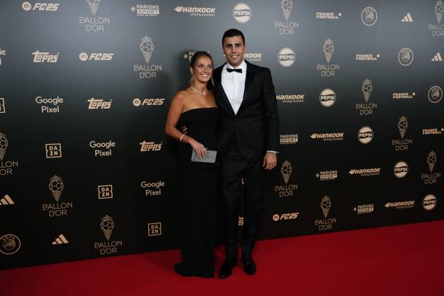 68th Ballon D Or Photocall At Theatre Du Chatelet In Paris PARIS, FRANCE - OCTOBER 28: Rodri Hernandez of Manchester City and Spain new men s Ballon D or with Laura Iglesias attends the 68th Ballon D Or Photocall at Theatre Du Chatelet on October 28, 2024 in Paris, France. Paris France  Copyright: xJosexBretonx originalFilename:bretonhernandez-68thball241028_nplrD