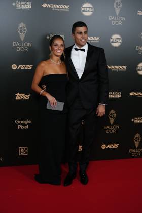 68th Ballon D Or Photocall At Theatre Du Chatelet In Paris PARIS, FRANCE - OCTOBER 28: Rodri Hernandez of Manchester City and Spain new men s Ballon D or with Laura Iglesias attends the 68th Ballon D Or Photocall at Theatre Du Chatelet on October 28, 2024 in Paris, France. Paris France  Copyright: xJosexBretonx originalFilename:bretonhernandez-68thball241028_npLjM