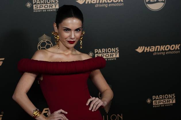 68th Ballon D Or Photocall At Theatre Du Chatelet In Paris PARIS, FRANCE - OCTOBER 28: Yagmur Tanrisevsin turkish actress attends the 68th Ballon D Or Photocall at Theatre Du Chatelet on October 28, 2024 in Paris, France. Paris France Copyright: xJosexBretonx originalFilename:bretonhernandez-68thball241028_np3Nr