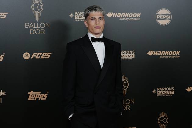 68th Ballon D Or Photocall At Theatre Du Chatelet In Paris PARIS, FRANCE - OCTOBER 28: Alejandro Garnacho of Manchester United, ManU and Argentina nominee for the Kopa Trophy attends the 68th Ballon D Or Photocall at Theatre Du Chatelet on October 28, 2024 in Paris, France. Paris France  Copyright: xJosexBretonx originalFilename:bretonhernandez-68thball241028_npwTt