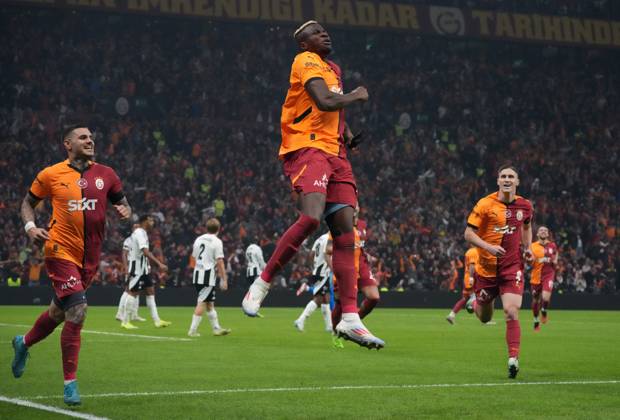 Victor Osimhen (R) of Galatasaray celebrates after scoring the second goal of his team with Mauro Icardi (L) during the Turkish Super League derby match between Galatasaray and Besiktas at Rams Park Stadium in Istanbul , Turkey on October 28 , 2024. ( Photo by Seskimphoto ) Istanbul Turkey Istanbul Turkey Copyright: xSeskimphotox GSaray-Besiktas-281024 (164)