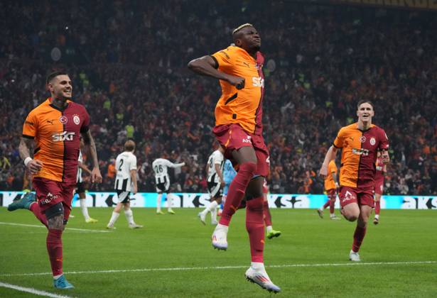 Victor Osimhen (R) of Galatasaray celebrates after scoring the second goal of his team with Mauro Icardi (L) during the Turkish Super League derby match between Galatasaray and Besiktas at Rams Park Stadium in Istanbul , Turkey on October 28 , 2024. ( Photo by Seskimphoto ) Istanbul Turkey Istanbul Turkey Copyright: xSeskimphotox GSaray-Besiktas-281024 (165)